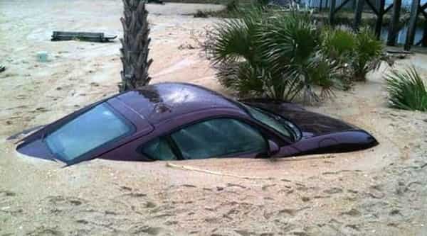 Автомобиль в зыбучих песках