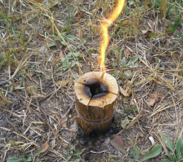 горение деревянного примуса или индейской свечи