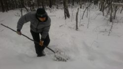 Самодельная лопата для снега в условиях похода