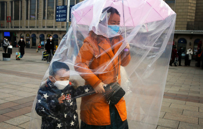 Самодельная защита от коронавируса. Фотоматериал о том, как люди пытаются защитить себя от пандемии